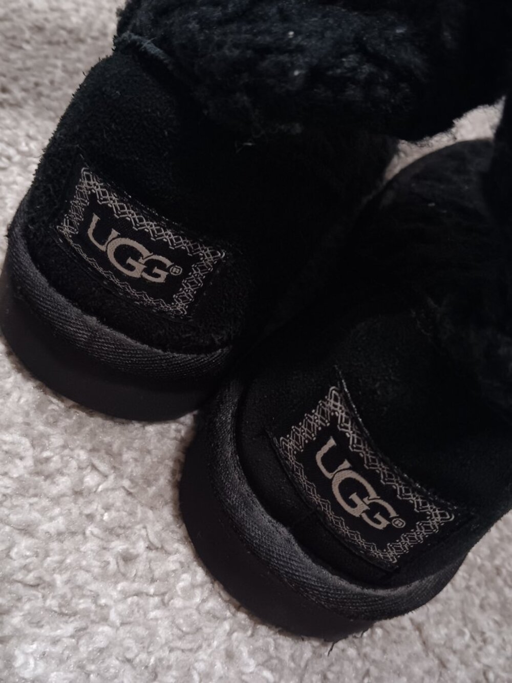 UGG / Black / Woman Size 6